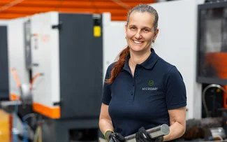 Eine Lagermitarbeiterin hält einen Materialzuschnitt in der Hand
