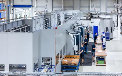 CNC-Fräser arbeiten an einer Hermle Linearanlage