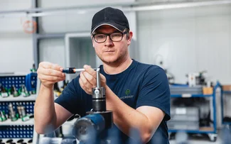 Ein Mitarbeiter der Werkzeugvoreinstellung beim Werkzeugschrumpfen