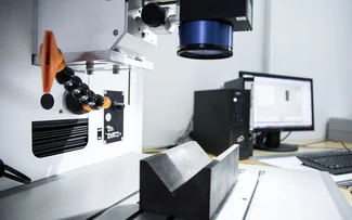 Lasergerät zur Beschriftung von Bauteilen