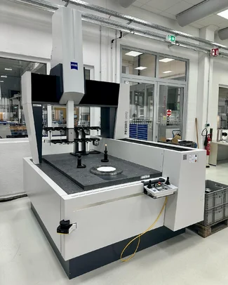 Zeiss Prismo verity Koordinatenmessgerät in einem temperierten Messraum