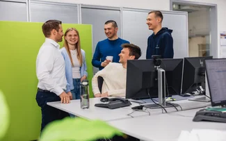 Mitarbeiter der Administration bei einer Besprechung am Arbeitsplatz