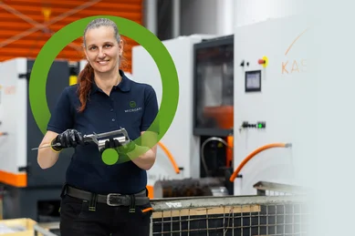 Eine Lagermitarbeiterin lacht in die Kamera