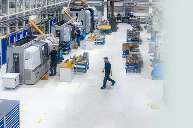 Produktionshalle der Abteilung Drehen